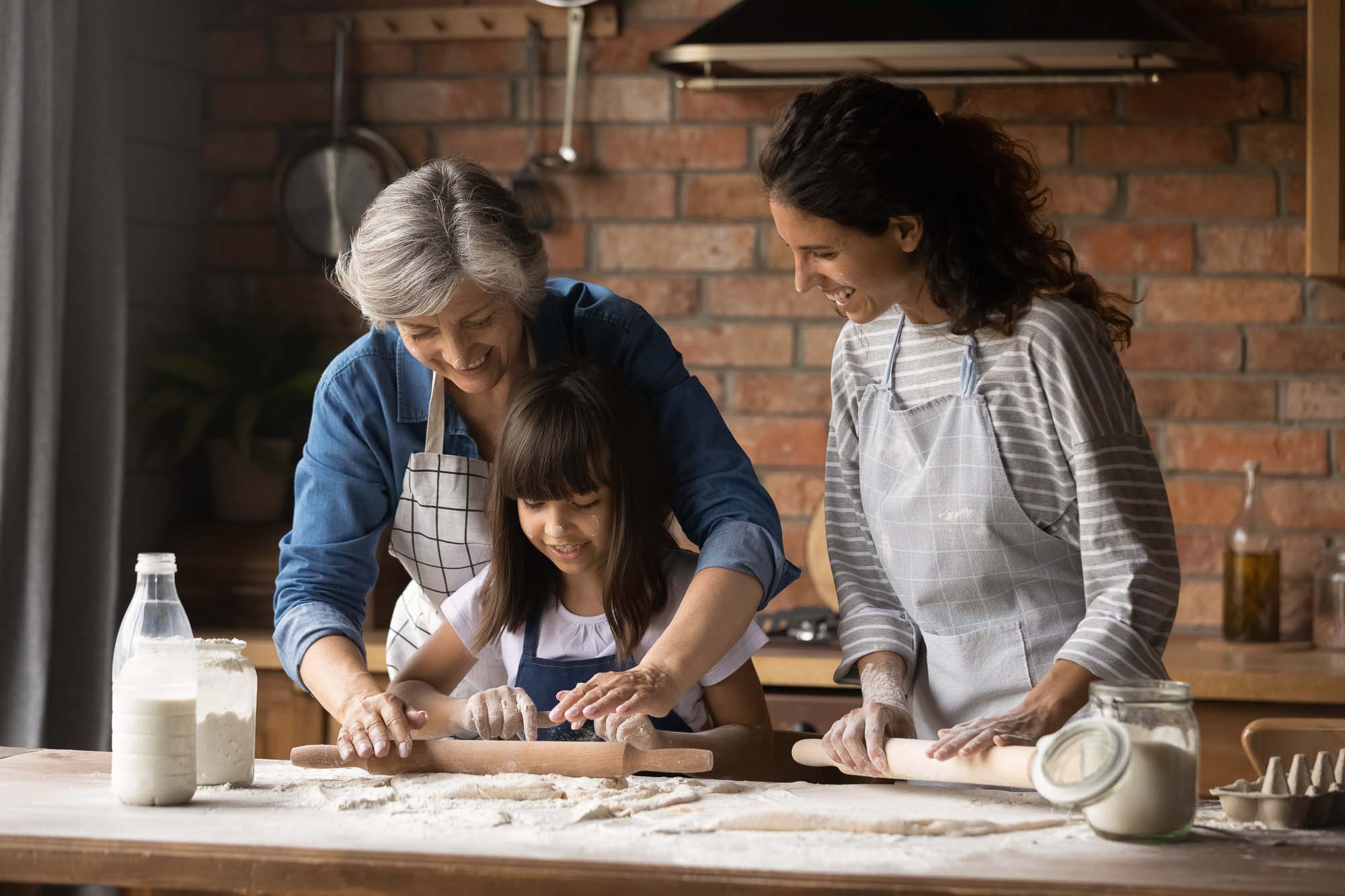 Jung und Alt gemeinsam: Leerstehende Gasthäuser werden zu Begegnungsorten für Generationen (adobeStock)